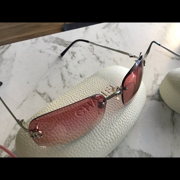 CHANEL Vintage sunnies with case - Picture 2 of 3